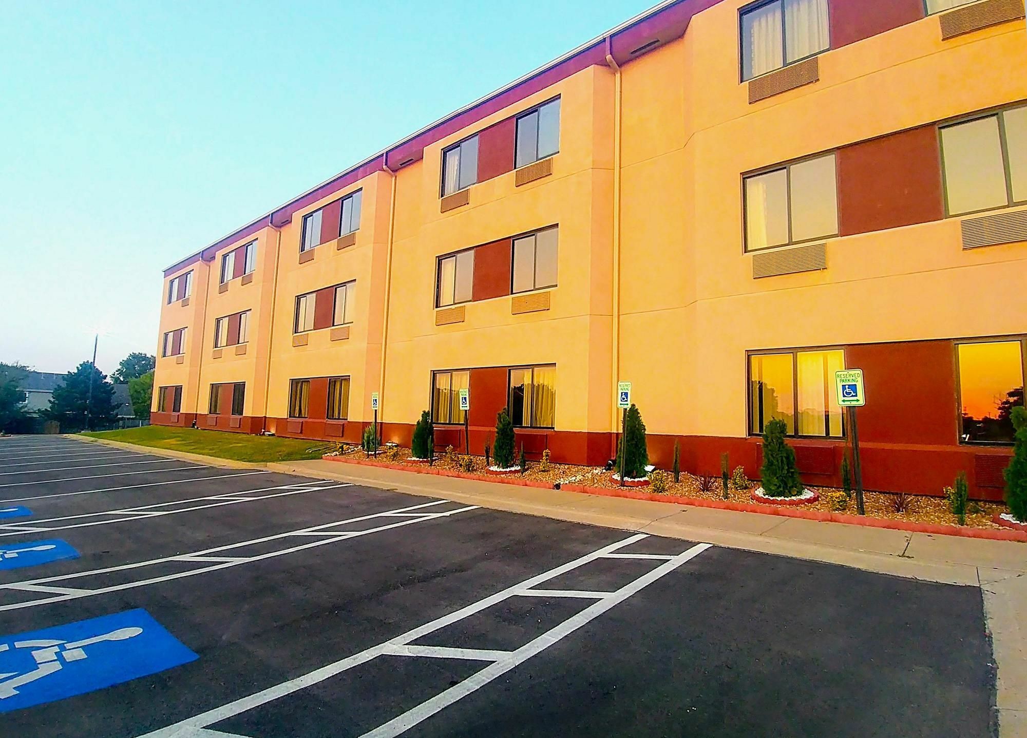 Americas Best Value Inn And Suites Lee'S Summit-Kansas City Extérieur photo